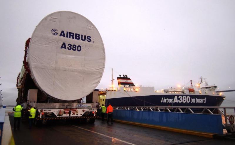 BORDEAUX 03 DEC 2007 - Les éléments du premier Airbus A380 destiné à Air France ont été déchargés à Pauillace, près de Bordeaux en début de semaine. Cet avion, qui nomme provisoirement MSN 033, sera terminé et livré à Air France en 2009. Construits par les différents sites Airbus d'Europe, ces éléments sont acheminés par le mer à bord du Ville de Bordeaux, navire spécialement conçu pour ce transport. Photo Eric HOURI