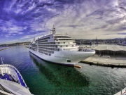 Voyage technique d'un Silversea croisant un Silversea amarré © Vincent BACCELLI