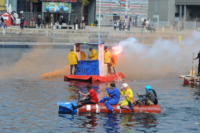 Course de baignoires sur le bassin Paul Vatine, étudiants de l'ENSM du Havre. Course de baignoires sur le bassin Paul Vatine, étudiants de l'ENSM du Havre.