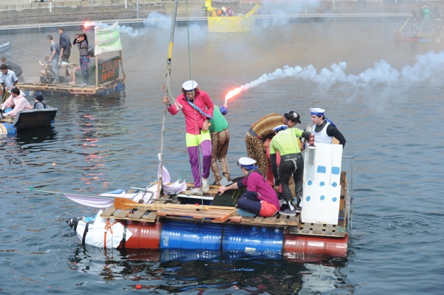 Course de baignoires sur le bassin Paul Vatine, étudiants de l'ENSM du Havre. Course de baignoires sur le bassin Paul Vatine, étudiants de l'ENSM du Havre.
