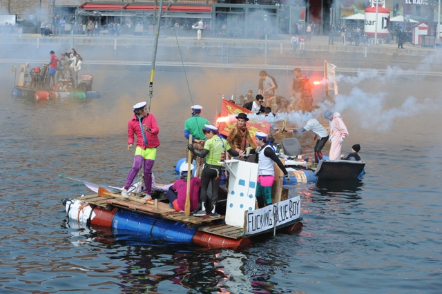 Course de baignoires sur le bassin Paul Vatine, étudiants de l'ENSM du Havre. Course de baignoires sur le bassin Paul Vatine, étudiants de l'ENSM du Havre.