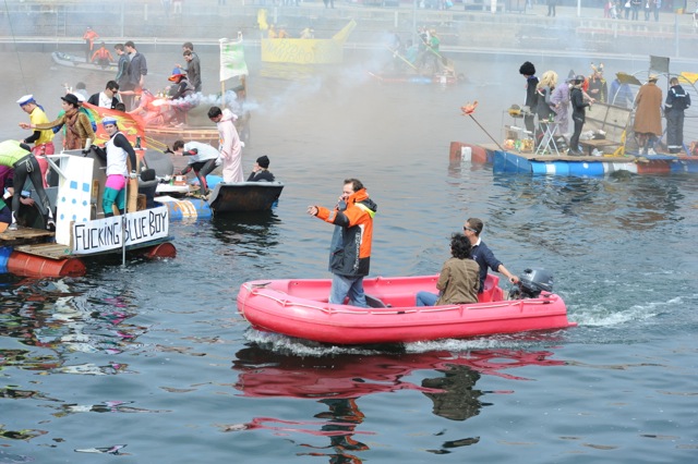 Course de baignoires sur le bassin Paul Vatine, étudiants de l'ENSM du Havre. Course de baignoires sur le bassin Paul Vatine, étudiants de l'ENSM du Havre.
