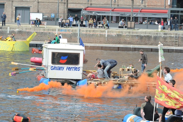 Course de baignoires sur le bassin Paul Vatine, étudiants de l'ENSM du Havre. Course de baignoires sur le bassin Paul Vatine, étudiants de l'ENSM du Havre.