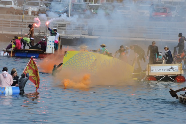 Course de baignoires sur le bassin Paul Vatine, étudiants de l'ENSM du Havre. Course de baignoires sur le bassin Paul Vatine, étudiants de l'ENSM du Havre.