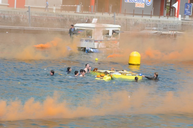 Course de baignoires sur le bassin Paul Vatine, étudiants de l'ENSM du Havre. Course de baignoires sur le bassin Paul Vatine, étudiants de l'ENSM du Havre.