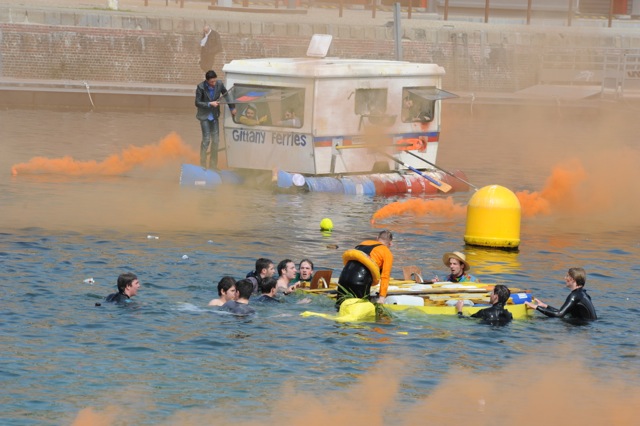 Course de baignoires sur le bassin Paul Vatine, étudiants de l'ENSM du Havre. Course de baignoires sur le bassin Paul Vatine, étudiants de l'ENSM du Havre.