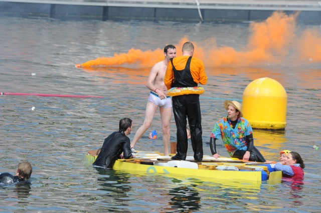 Course de baignoires sur le bassin Paul Vatine, étudiants de l'ENSM du Havre. Course de baignoires sur le bassin Paul Vatine, étudiants de l'ENSM du Havre.
