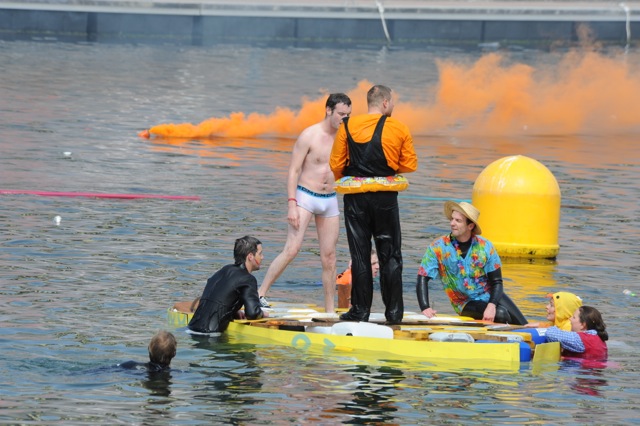dsc_0919Course de baignoires sur le bassin Paul Vatine, étudiants de l'ENSM du Havre. dsc_0919Course de baignoires sur le bassin Paul Vatine, étudiants de l'ENSM du Havre.