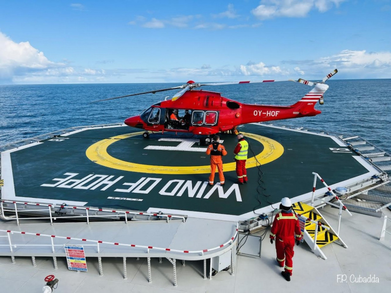 23.-WOH-Helicopter-Stand-by-Checks-with-pilots