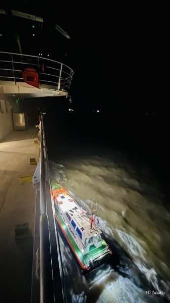 28.-WOH-Grimsby-Pilot-disembarked