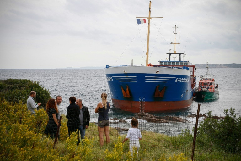 le-cargo-de-90-m-rhodanus-sous-pavillon-antigue-et-barbude-echoue-sur-des-ro le-cargo-de-90-m-rhodanus-sous-pavillon-antigue-et-barbude-echoue-sur-des-ro
