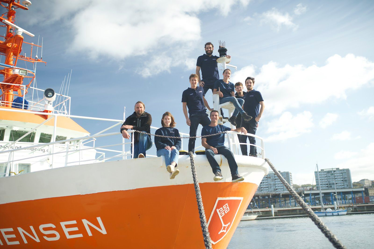 L'équipe de Plastic Odyssey sur la proue de leur nouveau navire ©Plastic Odyssey