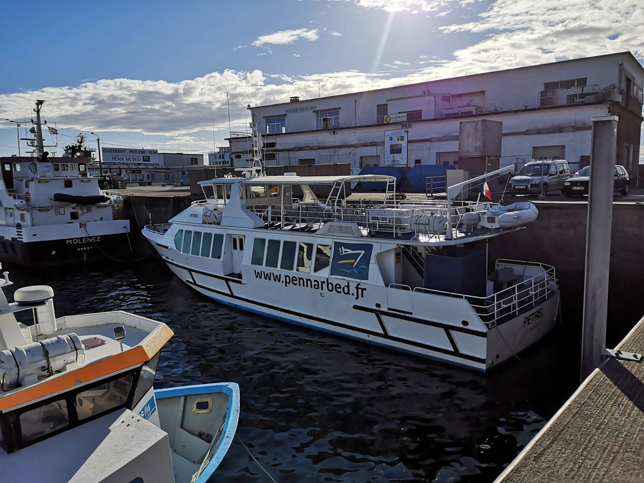 Au port de Brest, les Petrel et Molenez devant les locaux de la compagnie © Vianney MICHELET
