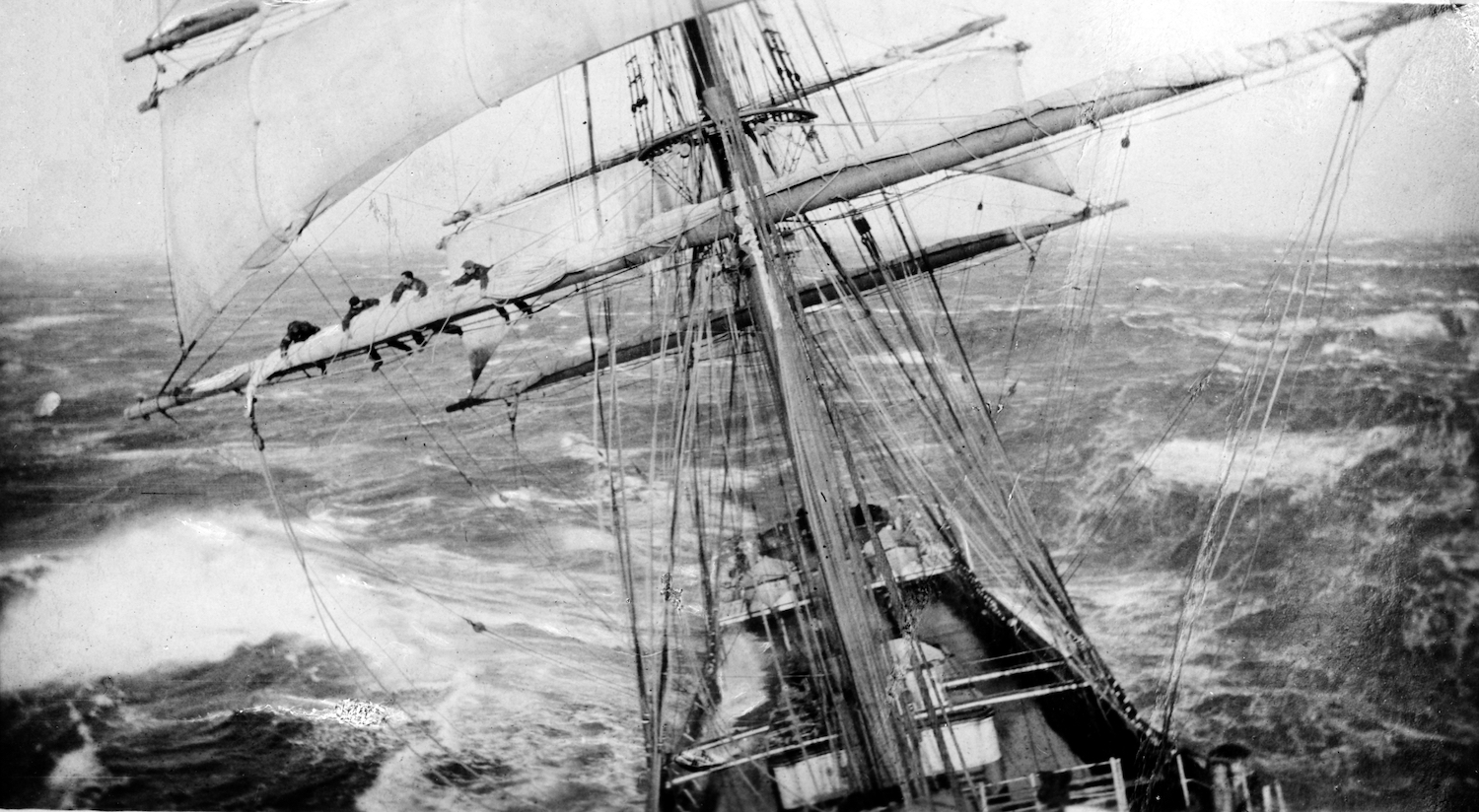 À bord du navire Garthsnaid en mer. Une vue depuis le haut du gréement. Image d’Allan C. Green, vers 1920.