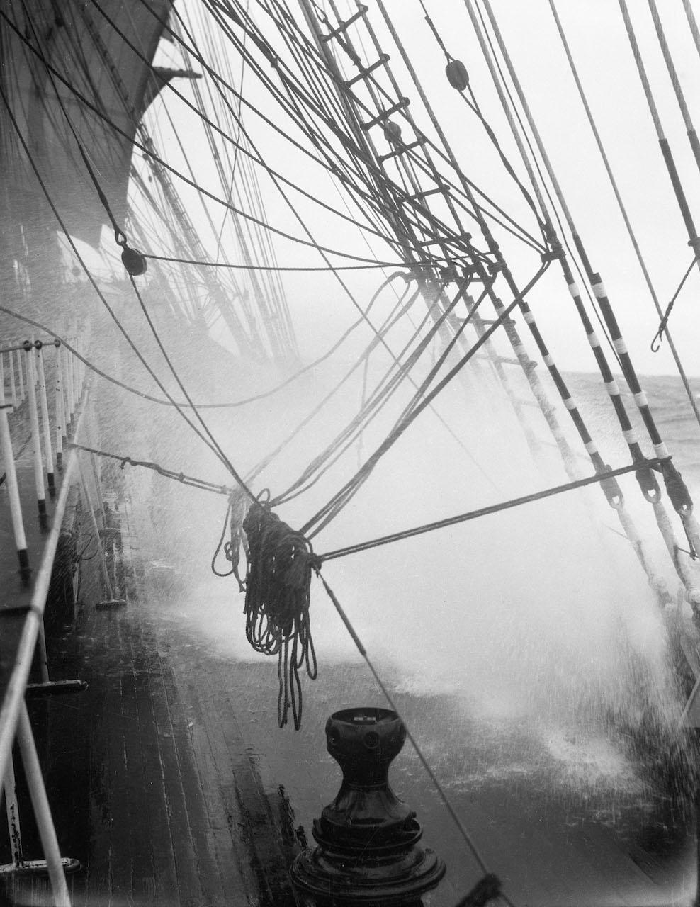 Projections d’embruns sur le pont principal du ‘Parma’. Alan Villiers, 1932-33.