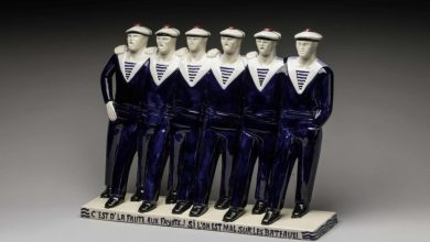 Faïence émaillée polychrome, qui représentait Six gars de la Marine chantant bras sur l'épaule