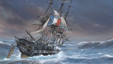 La Sémillante était une frégate de XXX de 1er rang, dénommée également frégate de 60 en référence à son nombre de canons. La frégate a été mise en chantier à Lorient en 1827 par l'ingénieur constructeur M. Boucher, mais ne sera mise à l'eau qu'en 1841. La frégate avait une longueur de 54 m pour un maitre-bau de 14,10 m et déplaçait plus de 2500 tonneaux. Elle portait en batterie 28 canons de XXX et 2 canons obusiers de 80. Le pont de gaillard, qui courait de la proue à la poupe, portait 26 caronades de XXX et 4 canons obusiers de 30. Avec la guerre de Crimée, la frégate sera affectée au transport. A bord des bateaux de sauvetage - Jean-Yves Delitte et Jean-Benoît Héron. © Glénant